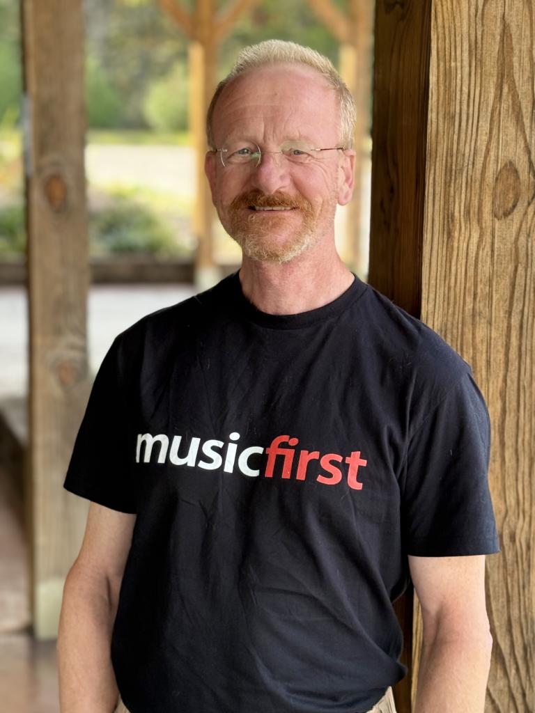 Robin Hodson Headshot