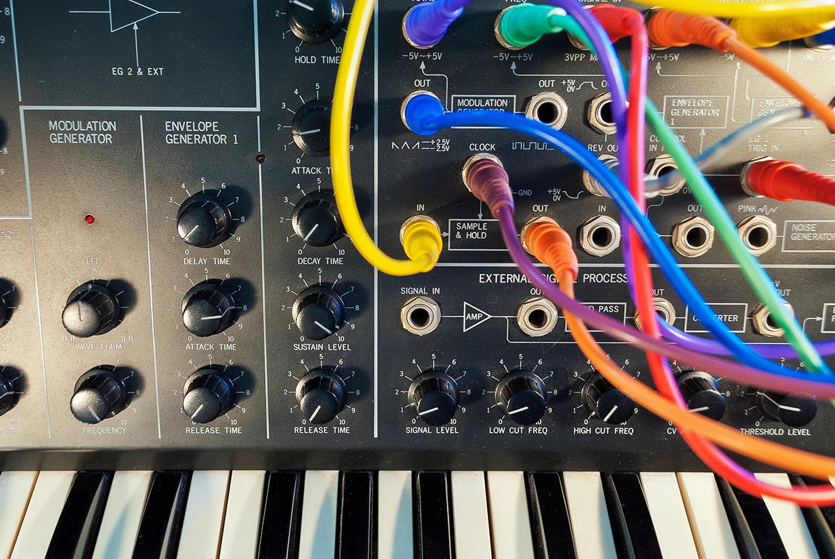 Synthesizer with multi-colored wires