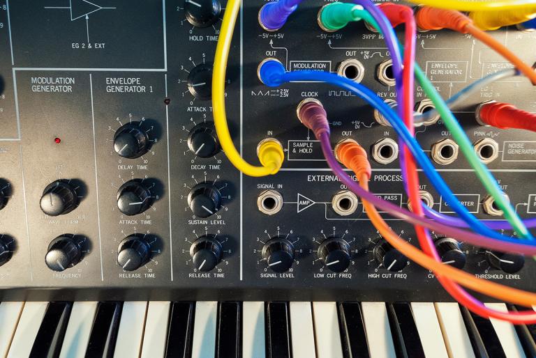 Synthesizer with multi-colored wires